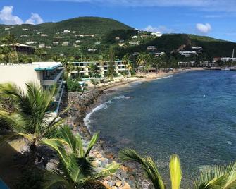 Fabulous! So Close You Can Taste The Ocean - Amazing Newly Renovated Condo ! - 圣托马斯岛 - 游泳池