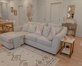 Dreamy Getaway 2br|2ba, Relaxing Backyard w/ Mural - 孟菲斯 - 客厅