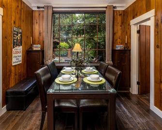 A charming little city cottage with backyard chickens awaits your arrival. - 西雅图 - 餐厅