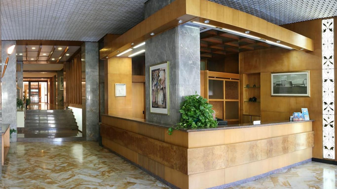 广场酒店