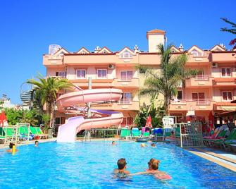 瑰色公寓酒店 - 马尔马里斯 - 游泳池