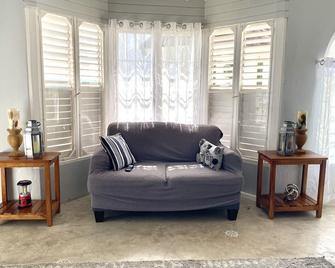 Coastal Beauty - Beautiful Penthouse Condo in Ocho Rios - 欧丘里欧 - 客厅