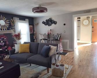 Newly Renovated Stylish 3rd Floor Apartment 5 mins from Country Club Plaza - 堪萨斯城 - 客厅
