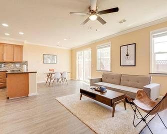 Dreamy San Jose 4BR w/ Backyard, nr Caltrain & Supermarket, by Blueground - 圣何塞 - 客厅