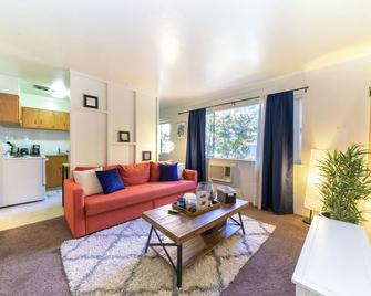 Hip 1 Bdrm Apt in Midtown Sacramento Near Amazing Restaurants, Cafes & Nightlife - 萨克拉门托 - 客厅