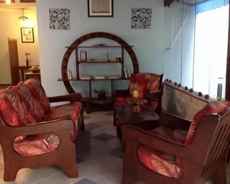 德尔哈都阿祖尔酒店 - Vila do Abraao - 客厅