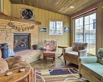 Shared Patio and Fire Pit Denver Apartment - 丹佛 - 客厅