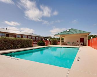 圣安吉洛温德姆戴斯酒店 - 圣安吉洛 - 游泳池