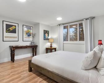 Elveden Manor suite on 5 acres for a relaxing stay. Tesla charger on site - 科克伦(艾伯塔) - 睡房