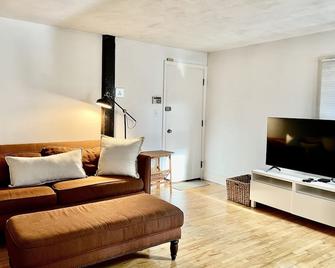 Charming 1 Bed/1 Bath (Gaslight District) Charlestown, Ma - 波士顿 - 客厅