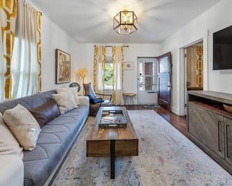 Sugar House Hideaway by Mountains 3BR, Parking, Wi-Fi - 盐湖城 - 客厅