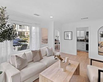 Classic Balboa Cottage, Newly Updated with A/C! - 纽波特海滩 - 客厅