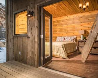 The Boundary Cabin 1 - Mount Carmel - 睡房