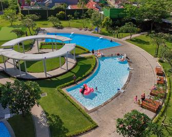 井里汶阿斯顿酒店及会议中心 - 井里汶 - 游泳池
