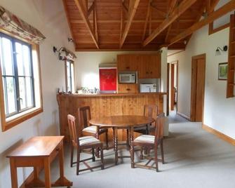 Louisa Cottage Private with All Round Rural Views - 北哈夫洛克 - 餐厅