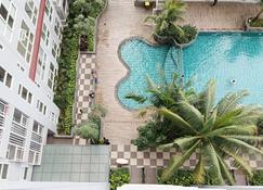 舒适整洁的Vida View Makassar公寓工作室 - 马卡萨 - 游泳池