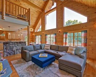 Berkshire Vacation Rentals: Great Barrington Cabin Sleeps 14 Walk To Town - 格利巴陵顿 - 客厅