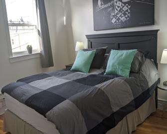 Downtown Executive w Fireplace & Location - 圣约翰斯 - 睡房