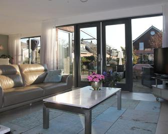 Sunny Holiday Home in Alkmaar on the Water - 阿尔克马尔 - 客厅