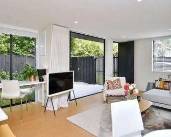 Dickens St - Christchurch Holiday Homes - 基督城 - 客厅