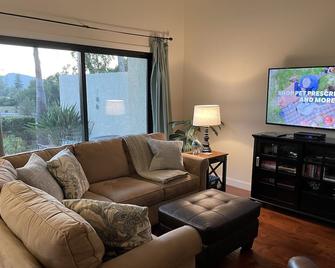 55+ community, 2 BDRM, 2 BATH, single level on golf course, pool and spa access - 圣地亚哥 - 客厅