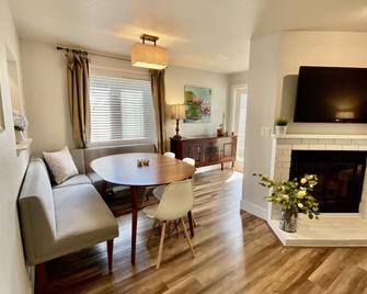 Adorable Farm Stay in Ballard! Bunnies, A/C, walkable, near beach & attractions - 西雅图 - 餐厅