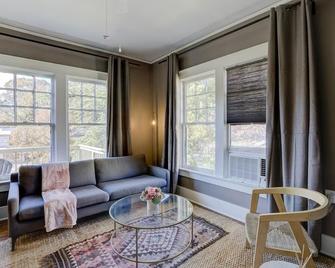 Vintage Boho Apartment in Great Midtown Location! - 孟菲斯 - 客厅