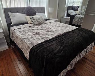 Stylish 3br Home & Hottub Near Beaches & Downtown - 西棕榈滩 - 睡房
