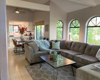 ~ Finding Your Oasis Paradise ~ Close To The Charming Downtown Palm Springs - 棕榈泉 - 客厅