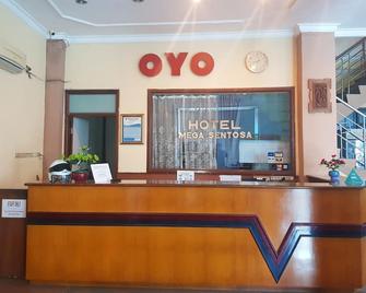 OYO 1088 梅加圣淘沙酒店 - 三马林达 - 柜台