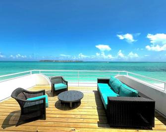 Stunning, Modern & Bright Beachfront Villa - 拿骚 - 阳台
