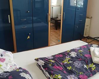 Nice, bright room with a double bed and a desk - 维也纳 - 睡房