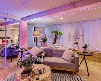 Barbie's Dream Apt in the City - 萨克拉门托 - 客厅