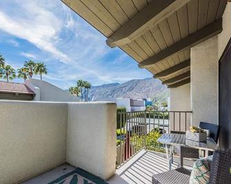Wow! Beautiful 2 Bed/2 Bath Condo With Mountain Views And Walkable To Town! - 棕榈泉 - 阳台