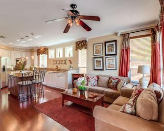 Fabulous Spacious Furnished Luxury Carmel Valley/ Del Mar 5-Bedroom Home! - 圣地亚哥 - 客厅