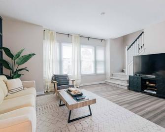 Modern & Hip 2BD Apt in Central Brush Park! - 底特律 - 客厅