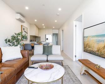 Elegant 2-Bed Apartment with Stunning Views - 贝特曼斯湾 - 客厅