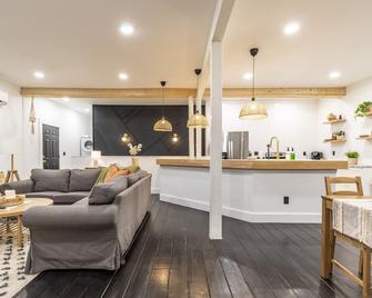 Cozy North Shore Getaway - 图哈伯斯 - 客厅