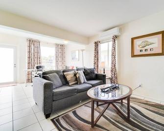 #3 Heated Pool, Large Yard, 1BR+sunroom/office - 劳德代尔堡 - 客厅