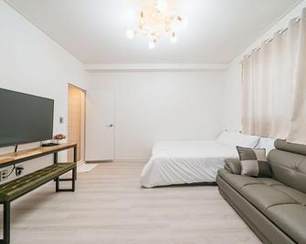 Seogwipo Jeju Beluga Pool Villa - 西归浦 - 睡房