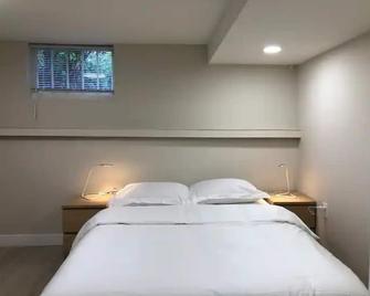 Quiet and cosy get away suite in Point Grey Vancouver BC, near UBC and beach. - 温哥华 - 睡房