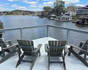 6 Bedroom Apple Valley Lakefront Perfect for Large Families - 霍华德 - 阳台