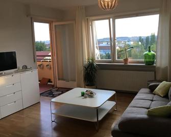 Sunny penthouse, VERY good location, airport/trade fair with S-Bahn only 2 stops - 斯图加特 - 客厅
