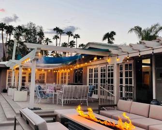Near Downtown Palm Springs, 7 Bd 7 Bth, 80ft Pool, Pickleball - 棕榈泉 - 露台