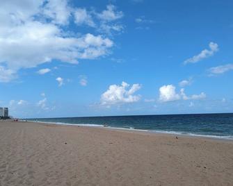 Fun-tastic Oasis Heated Pool and Spa Beach - 劳德代尔堡 - 海滩