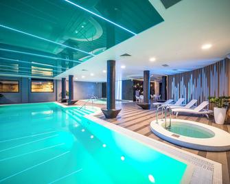 华尔登河畔 SPA 酒店 - 里加 - 游泳池
