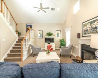 Two Bedroom Luxury Cottage, Williamsburg, Virginia (1907215) - 威廉斯堡 - 客厅