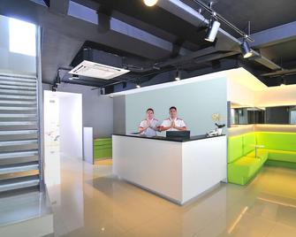 斯威夫特艾尔帕勒斯机场酒店 - 当格浪 - 柜台