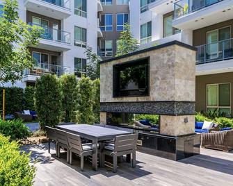 Luxe 1 Br With Balcony, Salt Water Pool, 1 Free Parking - 圣地亚哥 - 露台
