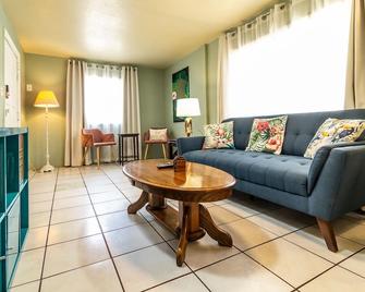 3 bedroom house w/ parking in a central location! - 提华纳 - 客厅